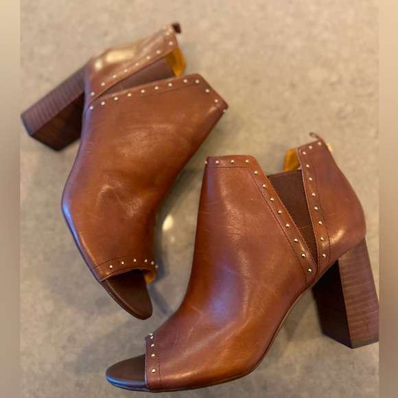 NWOT Brown Tommy Hilfiger open toe booties - Picture 1 of 5